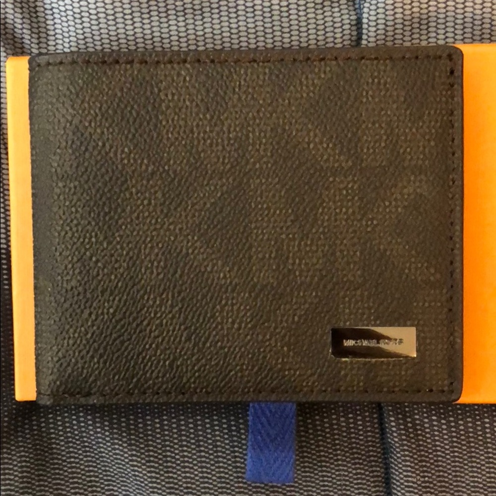 LIKE NEW Michael Kors Mens Wallet